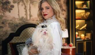 Pilar (Isabel Teixeira) demonstra um amor enorme por sua cachorrinha Maria Antonieta (Meg), tratando o animal praticamente como uma filha na novela 'Quem ama cuida', na Globo.