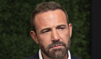 'Meu pai não ficou sóbrio até os meus 19 anos': hoje aos 54 anos, Ben Affleck enfrentou duro ciclo familiar do álcool; psicóloga explica: 'A consciência não muda o passado, mas muda a forma como construímos o futuro'.