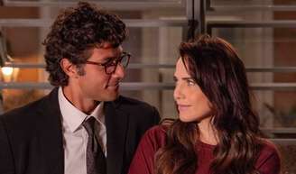 Adriana mente novamente para Pedro na novela 'Quem ama cuida'.