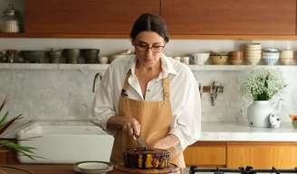 Comi o melhor bolo de cenoura sem glúten da vida: aprendi essa receita com cobertura de chocolate com a chef Paola Carosella.
