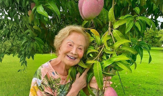 'Eu ando a pé todo dia de manhã, 1 hora': aos 89 anos, Glória Menezes foi vista em cadeira de rodas, mas enfatizou dica valiosa para a longevidade.