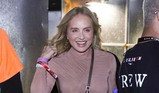 Estou apaixonado nos tênis Stella McCartney com sola plataforma que Angélica usou no show de Anitta; parecem retrô e são perfeitos para elevar looks com jeans.
