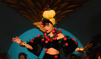 Anitta será Carmen Miranda nos cinemas? Larissa Manoela deixa papel após impasse com diretor e web cria teoria: 'Tudo a ver'.