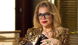 Os novos tênis da Nike na cor 'Pilar' de 'Quem Ama Cuida' são confortáveis e elegantes para mulheres com mais de 50 anos: consigo imaginar a personagem de Isabel Teixeira já querendo usá-los o tempo todo em seus looks 'animal print'.