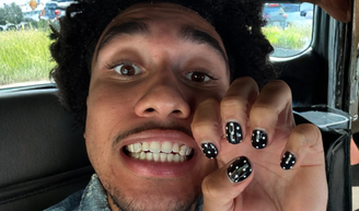 Estou obcecado pelas unhas do jogador da NBA: com 1,91m, 22 anos e atleta do Oklahoma City Thunder, ele tem as 'nail arts' tendência que já quero copiar em 2026.