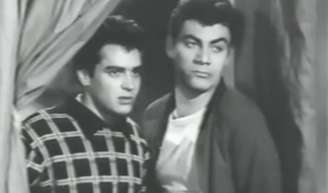 Há quase 70 anos, esse jovem e saudoso ator era vilão em filme de comédia; ele nem imaginava que na década de 1980 teria personagem memorável em programa infantil de sucesso. Descubra quem é! - Vovó Mafalda do 'Bozo', Valentino Guzzo à direita.