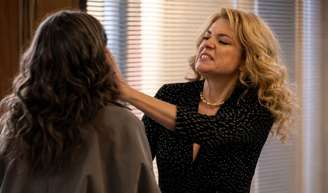 Pilar dá uma surra em Ingrid após descobrir caso com Iuri na primeira semana de setembro da novela 'Qum ama cuida'.