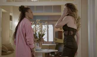 Bela (Sheron Menezzes) dá um tapa em Vanessa (Alinne Moraes) em cena explosiva de sexta, 28, da novela 'Por você'.