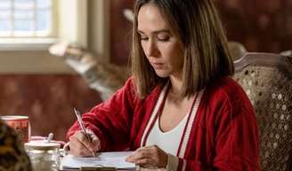 Especialistas em grafologia associam a alternância entre letras maiúsculas e minúsculas a uma tentativa, consciente ou não, de fugir do padrão e criar uma forma própria de expressão.