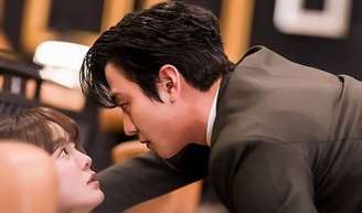 Hoje na Netflix: uma comédia romântica de 12 episódios que conquistou o mundo como o k-drama mais assistido.