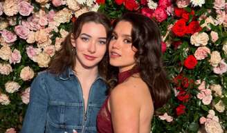 Filha de Sandra Annenberg esbanja beleza ao lado da namorada americana em data importante e foto romântica rende declaração da apresentadora.