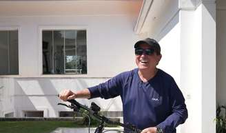 Amado Batista é fã de pedalar, hábito adquirido na adolescência. Cantor já chegou a 100kg.