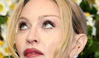 Madonna (68 anos): 'Até um ano atrás, eu pulava em trampolins, fazia exercícios aeróbicos dançando e submetia minhas articulações ao que um médico chamaria de sobrecarga. Não consigo mais fazer isso. Agora faço treino em circuito de alta intensidade'.