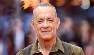 Tom Hanks, hoje aos 70 anos, sobre sua infância conturbada: 'Meus pais estavam tão preocupados com seus próprios problemas que não perceberam que eu estava em casa'.