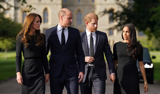 'Há um profundo sentimento de traição': Com Harry e Meghan de volta ao Reino Unido, William e Kate freiam reação instintiva e veem aproximação como construção lenta, segundo revista.