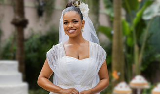 Aposentei o salto alto no casamento! Os novos tênis românticos com bordados delicados e paetês da Converse, clássico desde 1917, substituem o desconforto nos pés: do vestido de noiva ao look de festa boho chic.