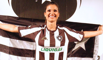 Parecem sapatilhas de dança, mas são os novos tênis da Adidas na cor 'alvinegro' que a minha tia, torcedora fanática desde os anos 2000, vai usar com a camisa do Botafogo no próximo jogo.