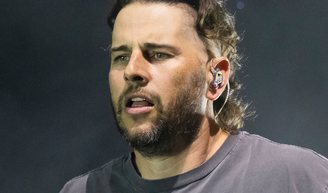 'Não tenho interesse em enviar uma mensagem neutra': o posicionamento político que fez vocalista do Avenged Sevenfold perder MILHARES de seguidores antes do Rock in Rio 2026.