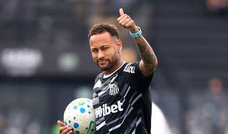 O que aconteceu com Neymar? Nova lesão causa afastamento do Santos por meses e acaba em críticas: 'Só volta ano que vem'.