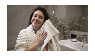 Os especialistas concordam: 'Para secar um cabelo fino e sem volume, não se deve esfregar com a toalha comum; é melhor secá-lo com uma toalha de microfibra'.