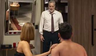 Ademir flagra Dora com André na cama.