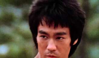 Frase do dia de Bruce Lee: 'Esperar que a vida te trate bem por ser uma boa pessoa é como esperar que um tigre ou um leão não te ataque por ser vegetariano'.