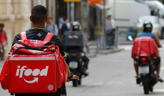 O número de brasileiros que têm plataformas digitais como principal meio de trabalho cresceu 36,8% entre 2022 e 2025, segundo dados divulgados pelo IBGE em 4 de setembro de 2026. O contingente passou de 1,3 milhão para 1,8 milhão de pessoas no período. Isso representa cerca de 500 mil trabalhadores a mais em apenas três anos. Somente entre 2024 e 2025, o avanço registrado foi de 9,1%. Os dados mostram a expansão das plataformas na organização do mercado de trabalho.