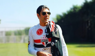 Os novos tênis da New Balance na cor 'tricolor paulista' são o lançamento que meu tio, são-paulino roxo, já vai combinar com a camisa do São Paulo Futebol Clube no próximo jogo.