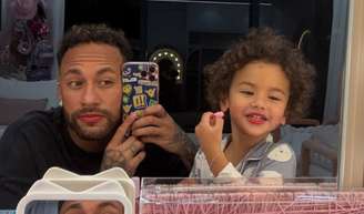 Aos 34 anos, Neymar surge maquiado em vídeo com Mavie, filha com Bruna Biancardi, e impressiona a web: 'Minha masculinidade diminuiu'.