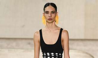 Ex-estudante de Economia, essa carioca de 23 anos teve medo de largar faculdade antes do 4º período pela passarela depois da pandemia; hoje, brilha na NYFW com Carolina Herrera: 'Honestamente, foi a melhor decisão que tomei na minha vida'.
