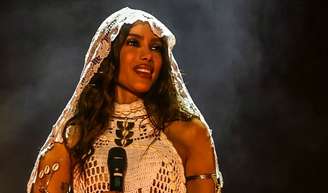 Anitta é processada por fã: ação na Justiça envolve indenização de R$ 8 mil, prazo de 48 horas e cancelamento de R$ 939,19 em 3 ingressos para show em 2027.