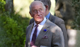Há 23 anos, Rei Charles III viveu escândalo íntimo com mesmo funcionário citado pelo irmão de Princesa Diana; 'Circulam rumores sobre um suposto contato sexual', dizia manchete de jornal.