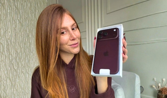 Nem Gazelle, muito menos Samba: os novos tênis da Adidas na cor 'iPhone 18 Pro' são confortáveis e elegantes, além de lembrarem sapato social; já me imagino usando-os com looks de escritório ou casamentos.