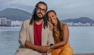 Bela (Sheron Menezzes) e Lucas (Amaury lorenzo), na novela 'Por Você', compartilham valores ligados à educação e conseguem trocar ideias, inclusive quando o assunto envolve os filhos de Juli (Lucy Ramos), que Bela está criando.