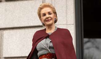 Cinco saias midi inspiradas em Carolina Herrera para você estar no seu melhor na Primavera 2026; elas podem ser combinadas com botas, sapatos de salto alto ou sandálias.