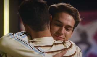 Mau Mau e Felipe finalmente vão se beijar na novela 'Quem ama cuida'.