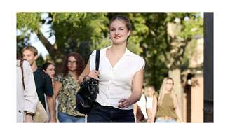Princesa Leonor, aos 20 anos, assiste à sua primeira aula na universidade com uma blusa da Zara de R$ 139: veja todos os detalhes do seu look.