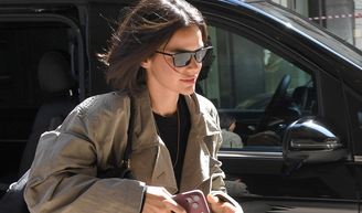 Nem sapatilhas Chanel, nem tênis New Balance: com novo iPhone 18 Pro Max em mãos, Bruna Marquezine elege calçado clássico e avaliado em R$ 7,2 mil para aerolook em Milão.