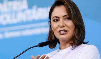 'Encontra-se em tratamento clínico especializado, sem previsão de alta hospitalar': aos 44 anos, Michelle Bolsonaro está internada em Brasília por crise de enxaqueca; médico detalha diagnóstico da candidata ao Senado: 'Náuseas e tontura, uma piora no sono, na atenção e na memória'.