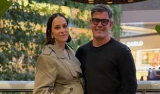 Juliano Cazarré revela a chegada de mais um integrante da família: “Pessoal hoje completo 46 voltas ao redor do Sol, mas o meu presente tá no forno e só chega lá pra fevereiro! A vida quer viver!!! Quem quiser ajudar a escolher o nome vota aí na enquete!”.