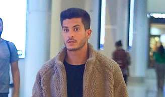 E o dinheiro do 'BBB'? processado por dívida de R$ 166 mil, Arthur Aguiar corre risco de despejo; ação na Justiça envolve 3 meses de dívida de apartamento alugado.