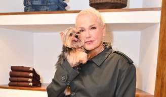 'Ela quase morre do coração': Xuxa reprova atitude de fã ao defender pet de estimação, Doralice, em chegada ao PR para show da turne 'O Último Voo da Nave'.