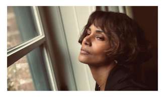 Ao celebrar seu sexagésimo aniversário, Halle Berry se recusou categoricamente a se curvar às leis do tempo e às regras de uma indústria frequentemente obcecada pela juventude.