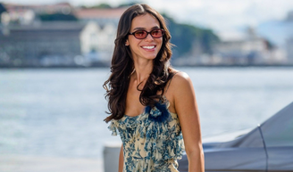 'Amor da Minha Vida' nem estreou a 2ª temporada e já é garantia de sucesso: série de Bruna Marquezine é renovada pelo Disney+; relembre looks icônicos da Bia com slip dress, camisa boyfriend e mais peças para você copiar.