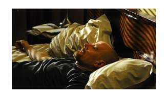 Durante a semana, acordamos cedo, por volta das 7h. Se tivermos sorte, dormimos 6 horas, mas aí chega o fim de semana e bagunçamos a cama, ficando acordados até tarde na esperança de que isso compense as noites mal dormidas da semana.