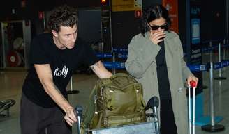 Bruna Marquezine e Shawn Mendes combinam cor de look em desembarque no Brasil após Semana de Moda de Milão, mas detalhe em fotos do casal é que chama atenção.