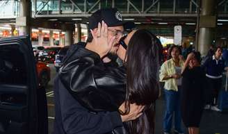 Sabrina Sato e Nicolas Prattes trocaram beijos quentes e reencontro no aeroporto de Guarulhos neste sábado, 3 de outubro.