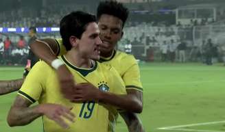 Pedro marca e recebe o abraço de Estêvão.