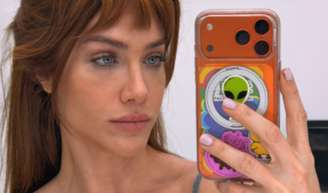 Giovanna Ewbank precisou deixar de usar o celular por alguns dias após recomendação médica; atriz travou a coluna.