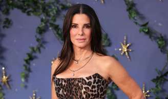 Aos 62 anos, Sandra Bullock conta o segredo de sua alimentação saudável; uma salada proteica que é deliciosa e substitui uma refeição completa.